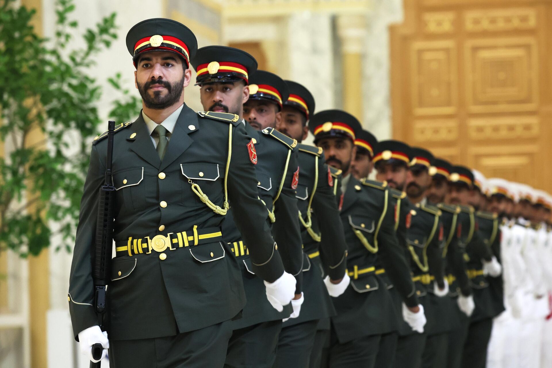 Lực lượng bảo vệ danh dự tại lễ gặp gỡ chính thức giữa Tổng thống Nga Vladimir Putin và Tổng thống UAE Sheikh Mohammed Bin Zayed Al Nahyan - Sputnik Việt Nam, 1920, 07.12.2023