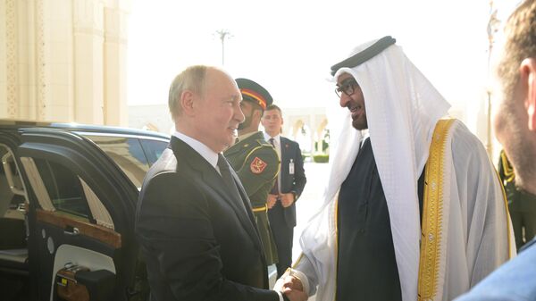 Tổng thống Nga Vladimir Putin và Tổng thống Ả Rập Xê Út Mohammed Bin Zayed Al Nahyan tại lễ gặp gỡ chính thức tại cung điện Qasr Al Watan ở Abu Dhabi - Sputnik Việt Nam