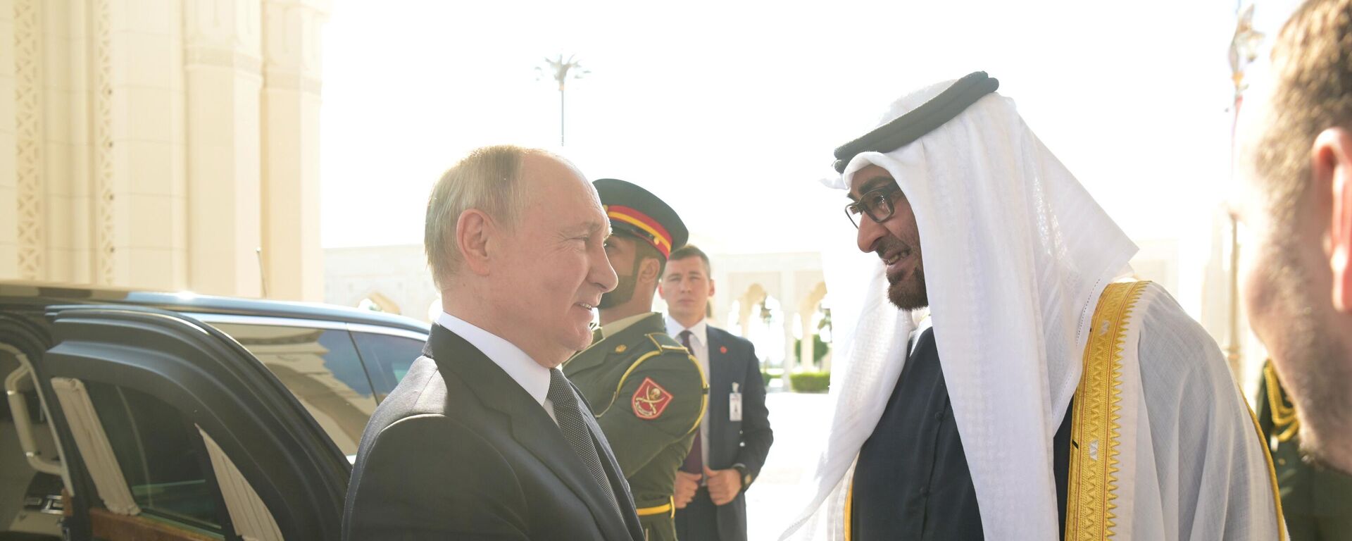 Tổng thống Nga Vladimir Putin và Tổng thống Ả Rập Xê Út Mohammed Bin Zayed Al Nahyan tại lễ gặp gỡ chính thức tại cung điện Qasr Al Watan ở Abu Dhabi - Sputnik Việt Nam, 1920, 07.12.2023