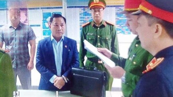 Cơ quan điều tra tống đạt các quyết định tố tụng đối với ông Lưu Bình Nhưỡng - Sputnik Việt Nam