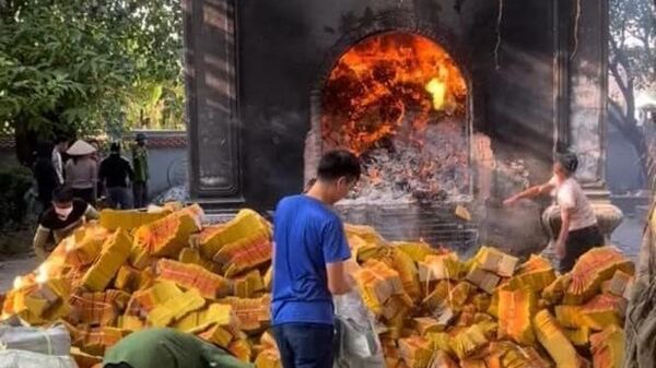 Thông tin lan truyền cho rằng 1 tín chủ đốt 20 tấn vàng mã 3 ngày chưa xong tại Đền Tranh, Ninh Giang, Hải Dương. - Sputnik Việt Nam