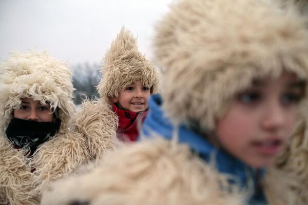 Trẻ em người Serbia ở Bosnia giữ ấm trong trang phục len truyền thống, Bosnia và Herzegovina - Sputnik Việt Nam