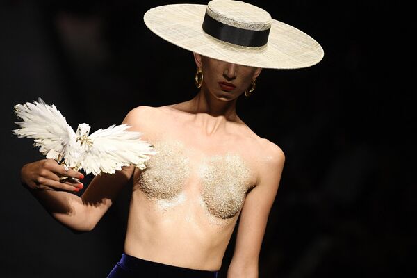 Người mẫu trình diễn thiết kế của Schiaparelli tại Tuần lễ thời trang Paris, Pháp - Sputnik Việt Nam