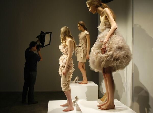 Một nhiếp ảnh gia chụp ảnh các người mẫu trước buổi giới thiệu bộ sưu tập Marchesa Fall 2009 tại New York - Sputnik Việt Nam