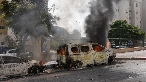 Những chiếc ô tô cháy rụi sau khi tên lửa  từ Dải Gaza phóng tới thành phố Ashkelon của Israel - Sputnik Việt Nam