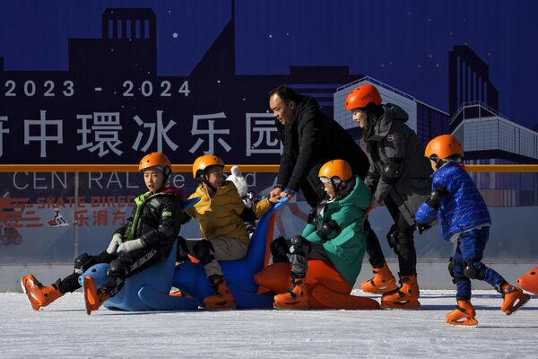 Dân thành phố trên sân trượt băng cạnh Trung tâm mua sắm ở Bắc Kinh, Trung Quốc - Sputnik Việt Nam