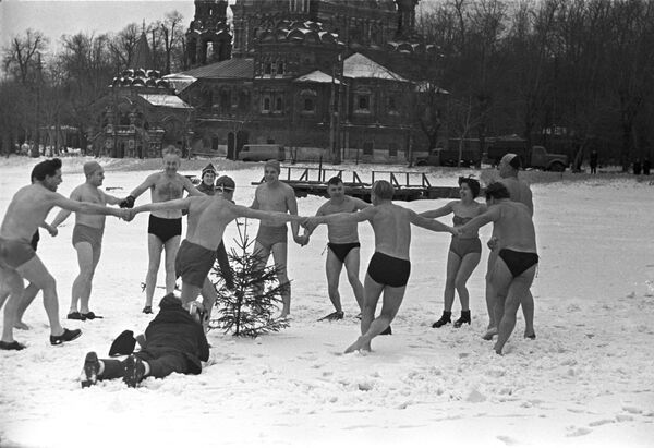 Câu lạc bộ bơi mùa đông Leningrad. Những chú hải mã khởi động trước khi bơi - Sputnik Việt Nam