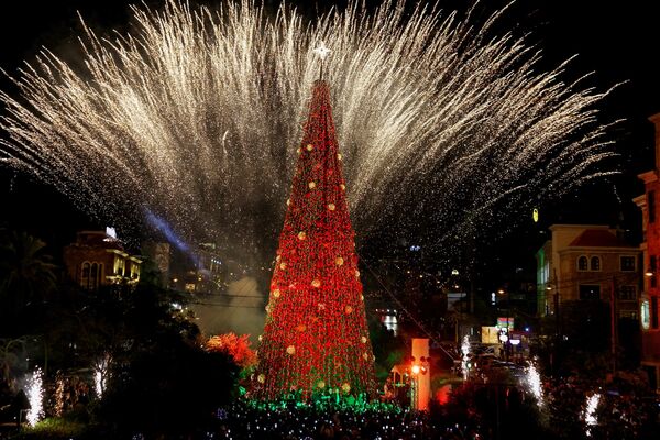 Cây thông Giáng sinh ở thành phố Byblos, miền bắc Lebanon - Sputnik Việt Nam