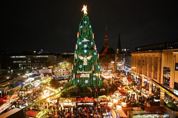 Cây thông Giáng sinh được làm từ hơn 1.000 cây vân sam đỏ riêng lẻ từ vùng Sauerland, sau khi ra mắt chính thức tại chợ Giáng sinh ở Dortmund, miền Tây nước Đức - Sputnik Việt Nam