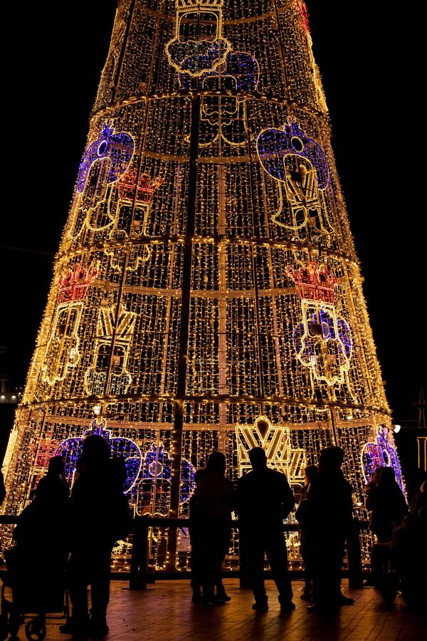 Cây thông Giáng sinh trên quảng trường La Marina ở Malaga, Tây Ban Nha - Sputnik Việt Nam