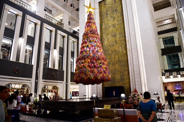 Cây thông Giáng sinh được làm từ khoảng 300 chiếc ô tại khách sạn ITC Narmada ở Ahmedabad, Ấn Độ - Sputnik Việt Nam