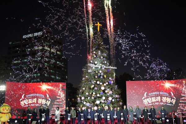 Cây thông Giáng sinh chào mừng mùa Giáng sinh sắp tới bên ngoài Tòa thị chính Seoul, Hàn Quốc - Sputnik Việt Nam