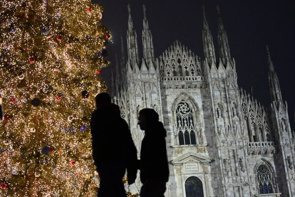 Cây thông Giáng sinh ở Quảng trường Duomo ở Milan - Sputnik Việt Nam