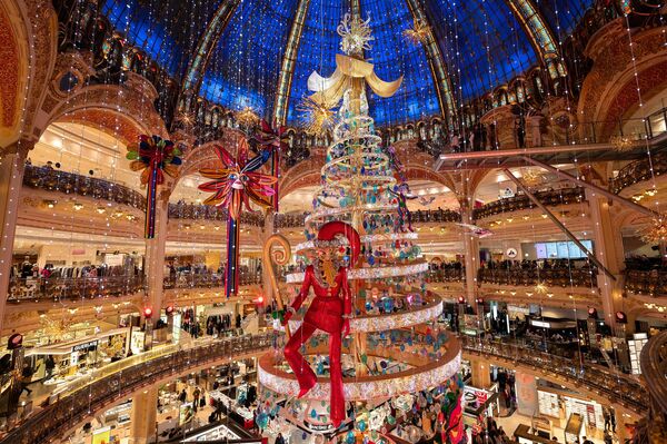 Cây thông Giáng sinh khổng lồ tại cửa hàng bách hóa Galeries Lafayette ở Paris - Sputnik Việt Nam