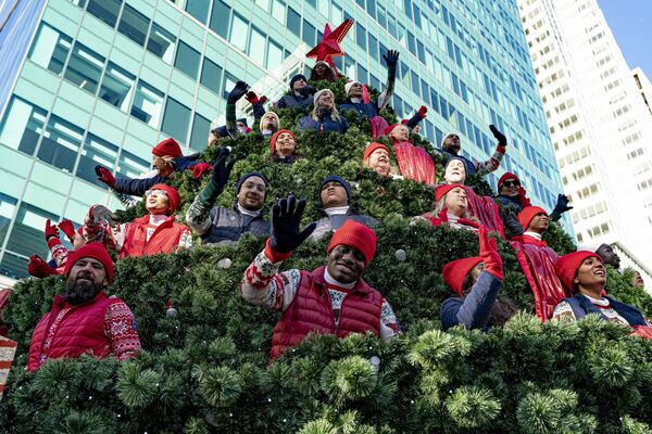 Cây thông Giáng sinh khác thường trong cuộc diễu hành Macy&#x27;s lần thứ 97 nhân Ngày lễ tạ ơn ở thành phố New York - Sputnik Việt Nam