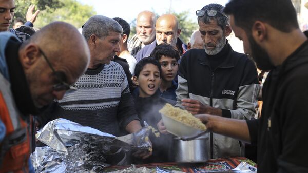 Người Palestine xếp hàng để nhận đồ ăn ở Rafah, Gaza - Sputnik Việt Nam
