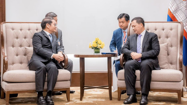 Chủ tịch Hội đồng quản trị Thaco Trần Bá Dương gặp gỡ và trao đổi với Thủ tướng Campuchia Samdech Moha Bovor Thipadei Hun Manet. - Sputnik Việt Nam