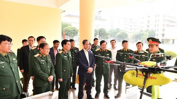 Bộ trưởng Nguyễn Kim Sơn tham quan một số sản phẩm nghiên cứu khoa học của Học viện Kỹ thuật quân sự - Sputnik Việt Nam