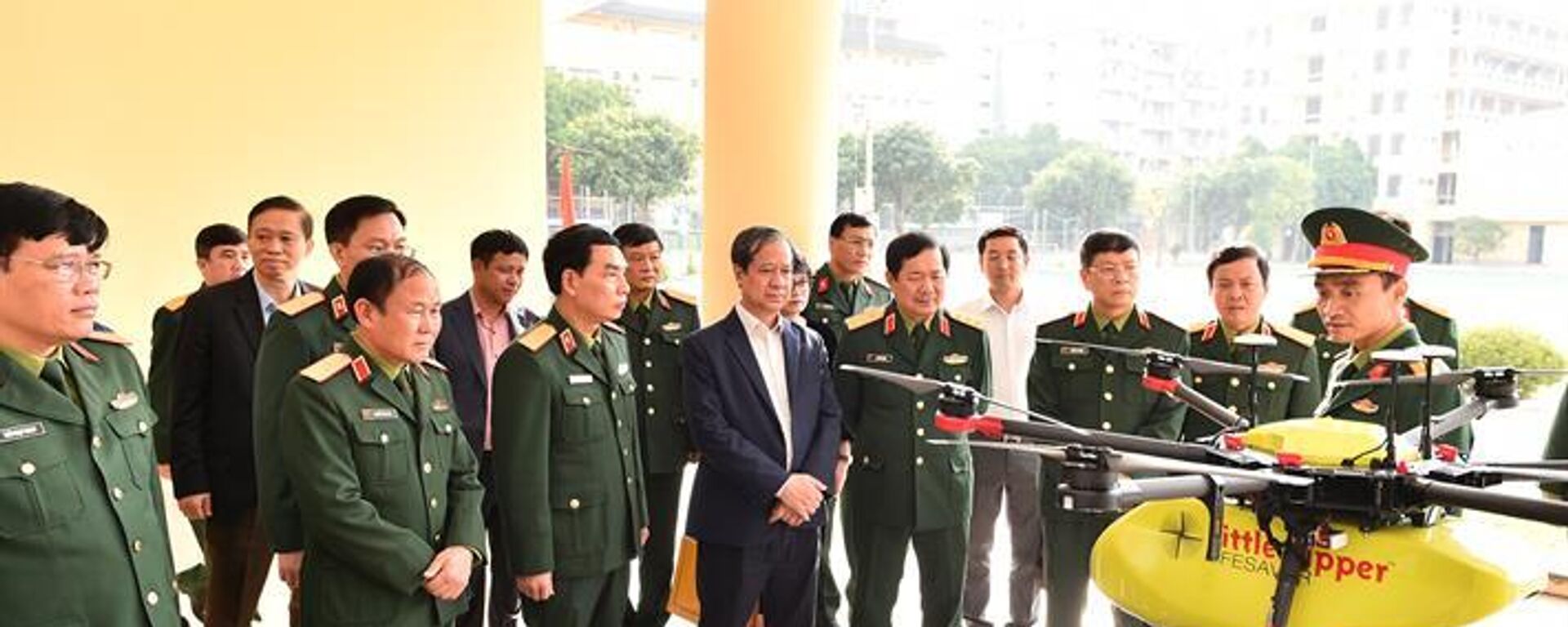 Bộ trưởng Nguyễn Kim Sơn tham quan một số sản phẩm nghiên cứu khoa học của Học viện Kỹ thuật quân sự - Sputnik Việt Nam, 1920, 14.12.2023