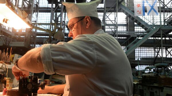 Người làm tại Nhà máy cơ quang Kazan - Sputnik Việt Nam
