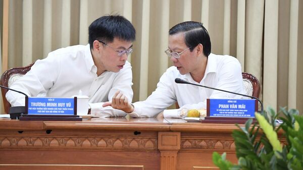 Đồng chí Phan Văn Mãi trao đổi cùng TS Trương Minh Huy Vũ tại phiên họp. - Sputnik Việt Nam