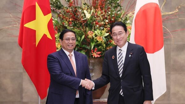 Thủ tướng Phạm Minh Chính với Thủ tướng Nhật Bản Kishida Fumio. - Sputnik Việt Nam