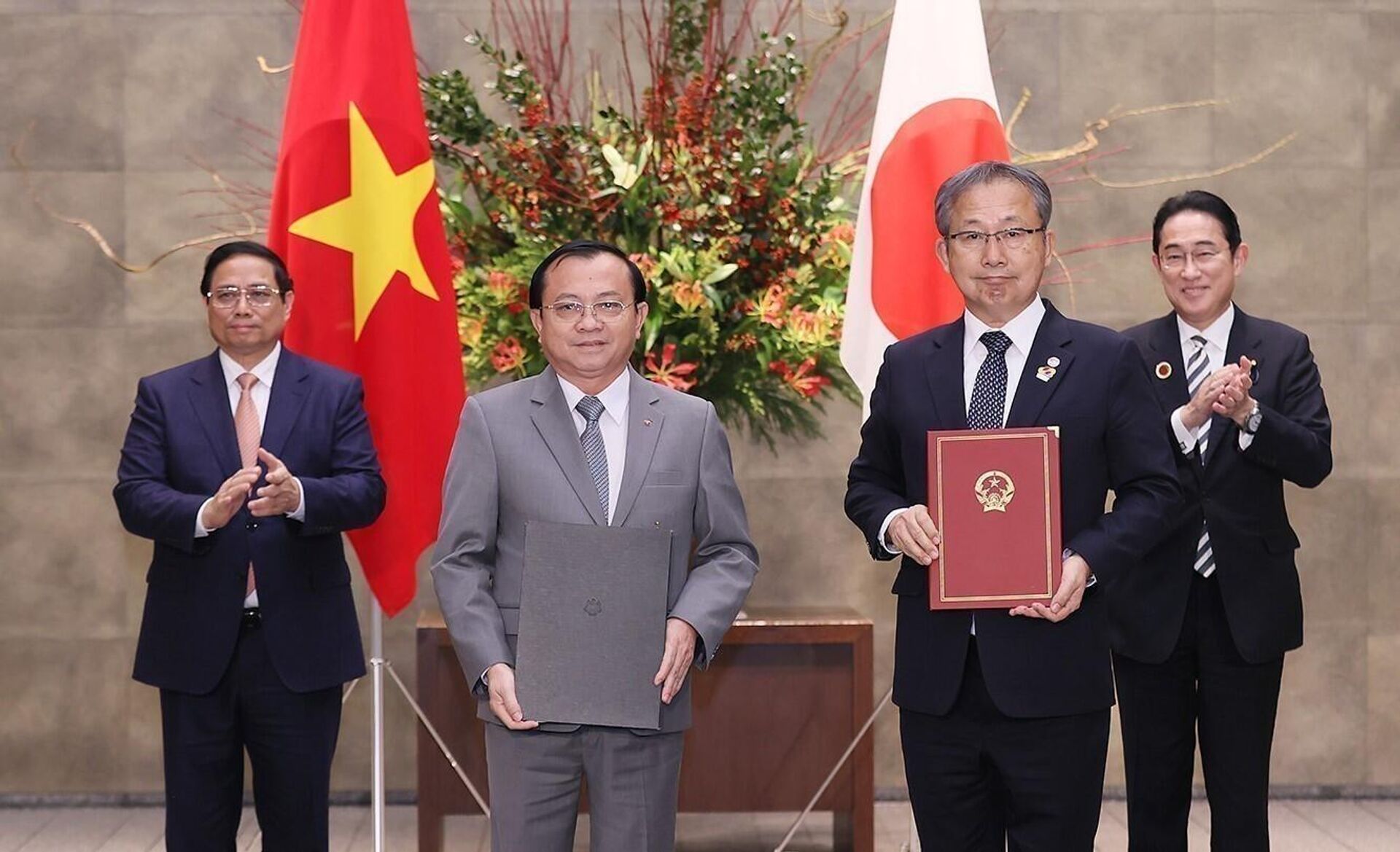 Thủ tướng Phạm Minh Chính và Thủ tướng Nhật Bản Kishida Fumio chứng kiến lễ trao văn kiện hợp tác đầu tư giữa Việt Nam-Nhật Bản. - Sputnik Việt Nam, 1920, 17.12.2023