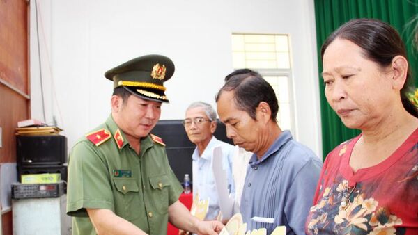 Thiếu tướng Đinh Văn Nơi trao quà tặng các hộ gia đình - Sputnik Việt Nam