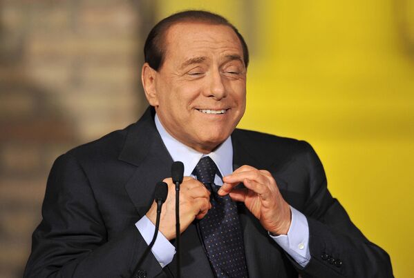 Thủ tướng Italia Silvio Berlusconi chỉnh lại cà vạt trong cuộc họp báo, Italia - Sputnik Việt Nam