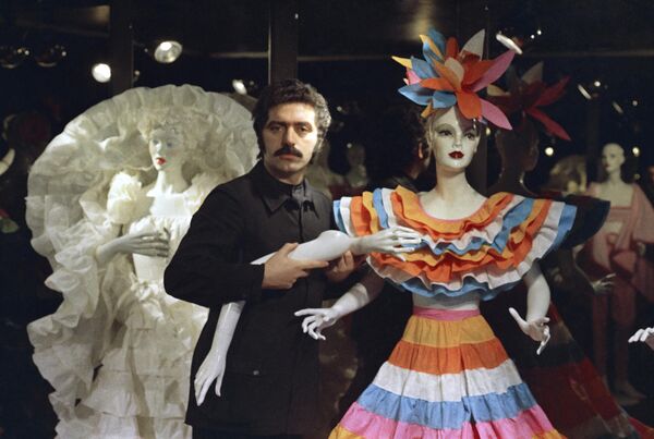 Nhà thiết kế thời trang người Pháp gốc Tây Ban Nha Paco Rabanne sử dụng tượng sáp để trình diễn những chiếc váy giấy ở Paris, Pháp - Sputnik Việt Nam