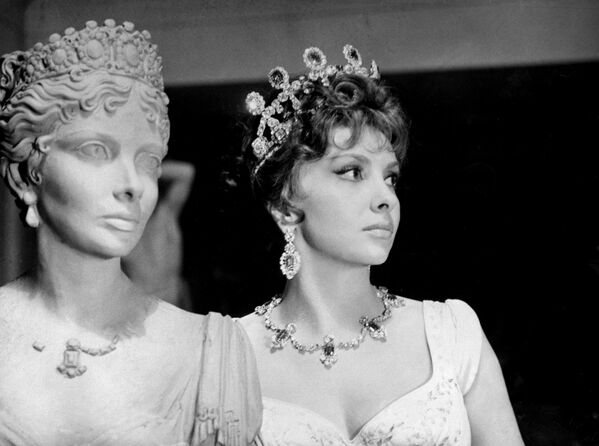 Nữ diễn viên Italia Gina Lollobrigida tạo dáng trên trường quay bộ phim &quot;The Imperial Venus&quot; của đạo diễn Jean Delannoy năm 1963 - Sputnik Việt Nam