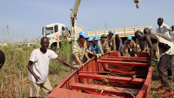 Các hoạt động dân vận như: cung cấp nước sạch, hỗ trợ làm nông nghiệp, sửa chữa đường, bàn ghế, thuyền, khám bệnh, cấp thuốc... tại Abyei - Sputnik Việt Nam
