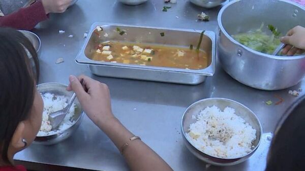 Những phóng sự phản ánh về bữa cơm ít ỏi của học sinh đang được dư luận quan tâm. - Sputnik Việt Nam