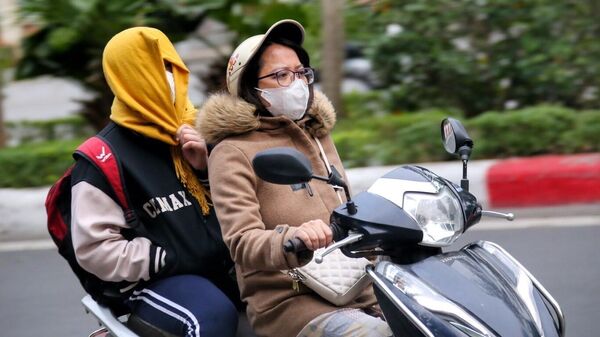 Hà Nội: Không khí lạnh tràn về, người dân mặc thêm áo ấm khi ra đường - Sputnik Việt Nam