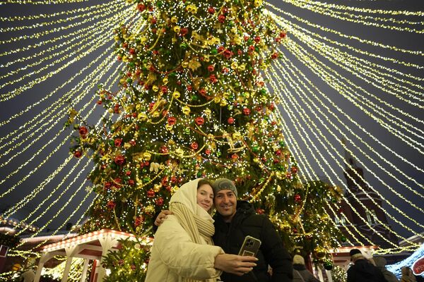 Một cặp đôi chụp ảnh selfie ở chợ Giáng sinh ở Moskva - Sputnik Việt Nam