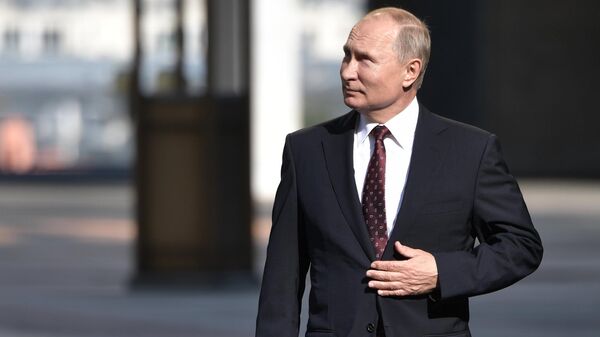 Tổng thống Nga Vladimir Putin trước khi bỏ phiếu bầu cử đại biểu Duma thành phố Moskva - Sputnik Việt Nam