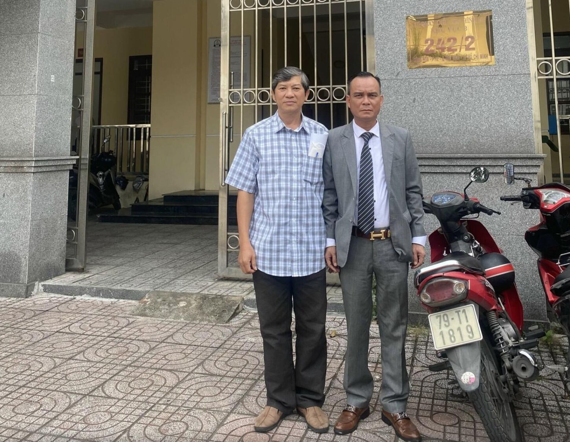 Ông Hồ Hoàng Hùng (trái) cùng luật sư đồng hành - Sputnik Việt Nam, 1920, 20.12.2023