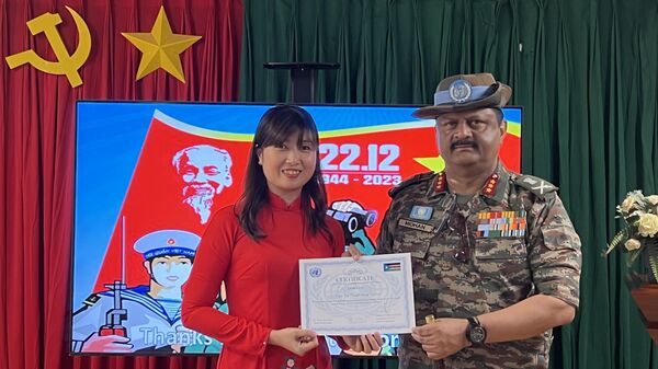 Trung tướng Mohan Subramanian trao tặng giấy khen cho Thượng úy Nguyễn Thị Thanh Hằng - Sputnik Việt Nam