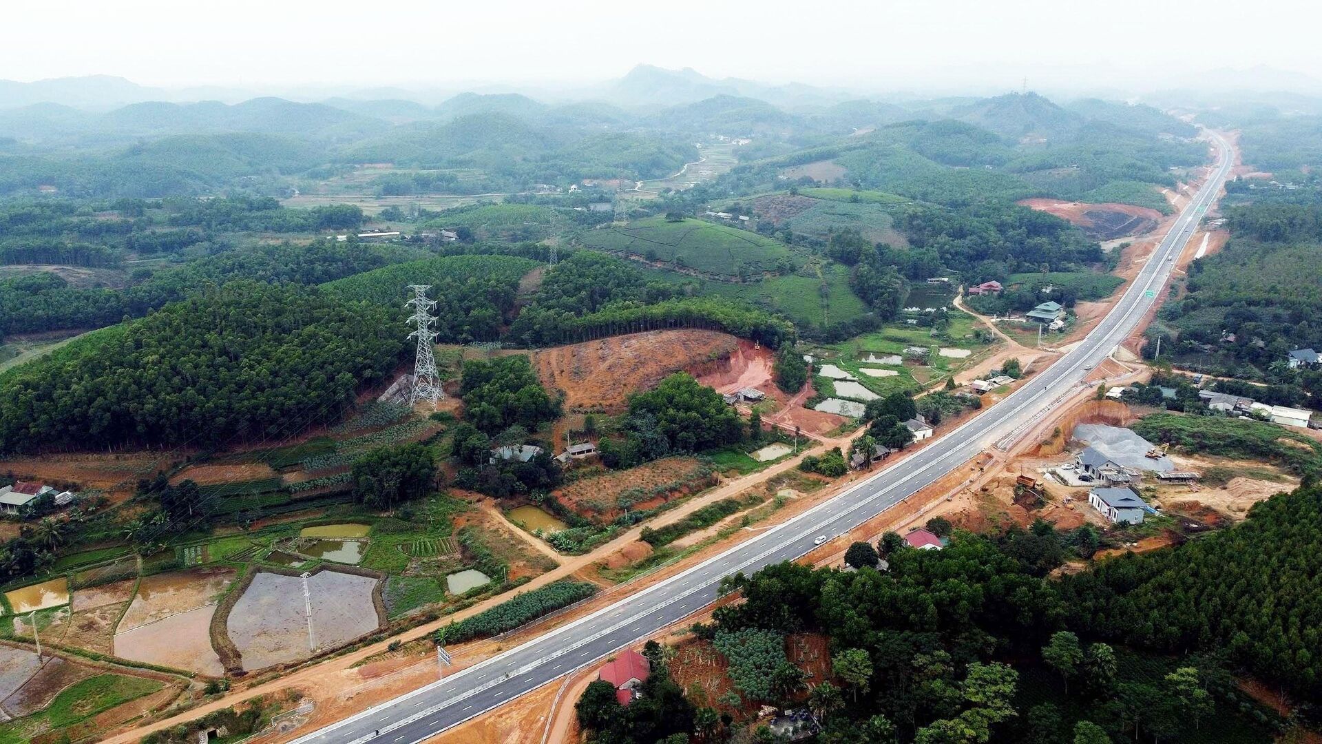 Đoạn cao tốc Tuyên Quang - Phú Thọ chạy qua địa bàn tỉnh Phú Thọ có chiều dài khoảng 29km.  - Sputnik Việt Nam, 1920, 24.12.2023