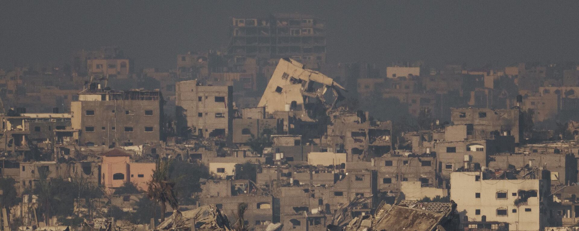 Các tòa nhà bị phá hủy do cuộc không kích của Israel ở phía bắc khu vực Gaza - Sputnik Việt Nam, 1920, 01.02.2024