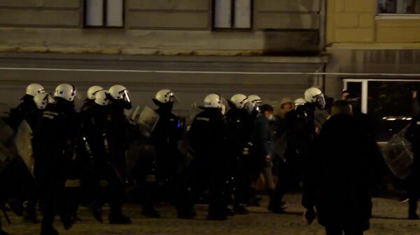 Xung đột giữa người biểu tình và cảnh sát trong nỗ lực tấn công tòa thị chính Beograd - Sputnik Việt Nam