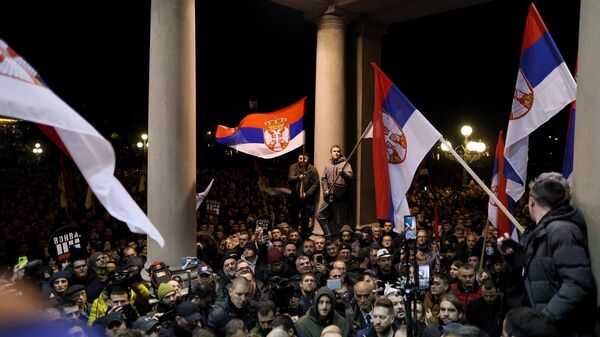 Hàng nghìn người biểu tình ở Beograd  - Sputnik Việt Nam