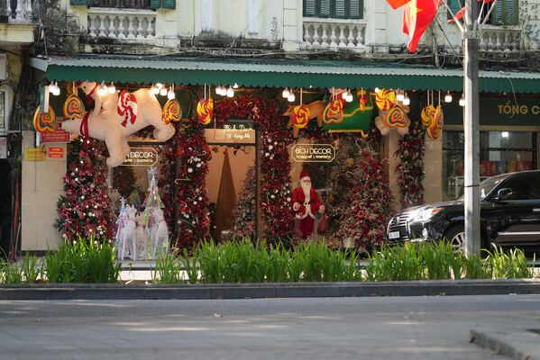 Các cửa hàng cũng được trang trí rực rỡ sắc màu Giáng Sinh - Sputnik Việt Nam