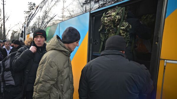 Người dân Ukraina: không thể ép buộc anh ta đi ra mặt trận đặc biệt là bằng vũ lực  - Sputnik Việt Nam