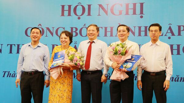 Trong ảnh: Lãnh đạo Thành phố Hồ Chí Minh trao quyết định bổ nhiệm Giám đốc và Phó Giám đốc Sở An toàn thực phẩm thành phố - Sputnik Việt Nam