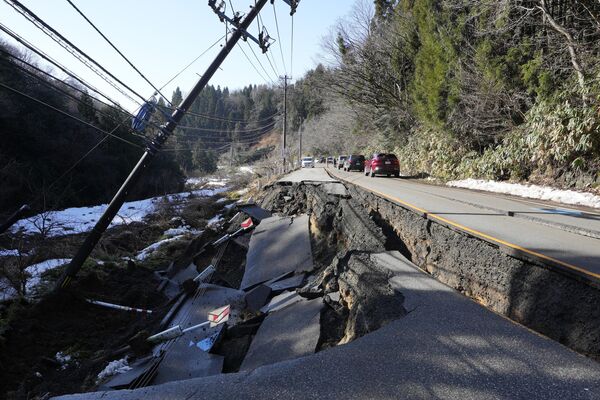 Một con đường bị phá hủy bởi trận động đất mạnh gần thành phố Anamizu, tỉnh Ishikawa - Sputnik Việt Nam
