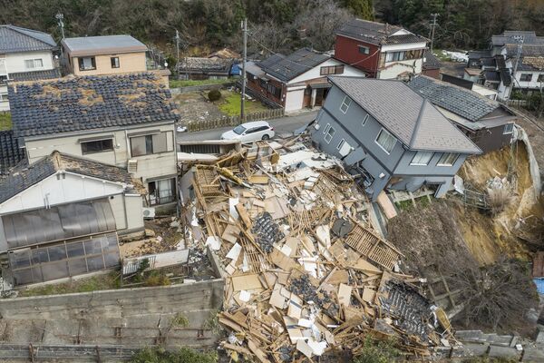 Những ngôi nhà bị hư hại và phá hủy dọc con phố ở Wajima, tỉnh Ishikawa - Sputnik Việt Nam