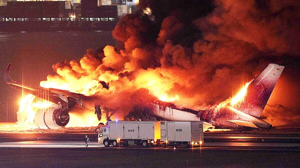 Máy bay của Japan Airlines bốc cháy trên đường băng ở sân bay Haneda, Tokyo - Sputnik Việt Nam