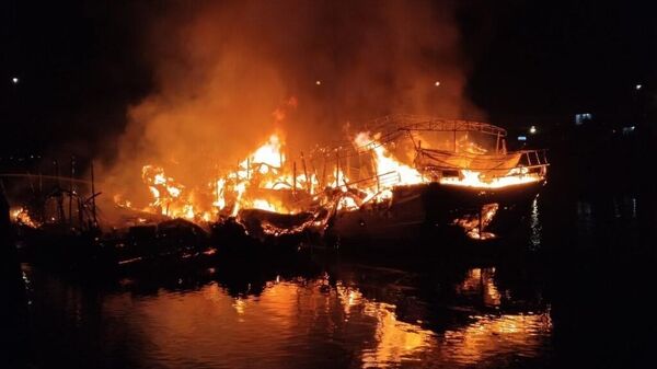 Quảng Ninh: 3 tàu gỗ cháy rụi trên sông Ka Long nghi do chập điện - Sputnik Việt Nam