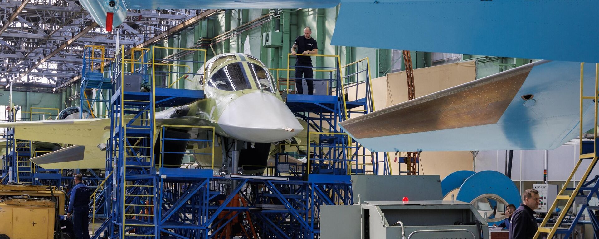 Máy bay tiêm kích ném bom Su-34, được sản xuất tại nhà máy bay Novosibirsk Chkalov - Sputnik Việt Nam, 1920, 07.01.2024